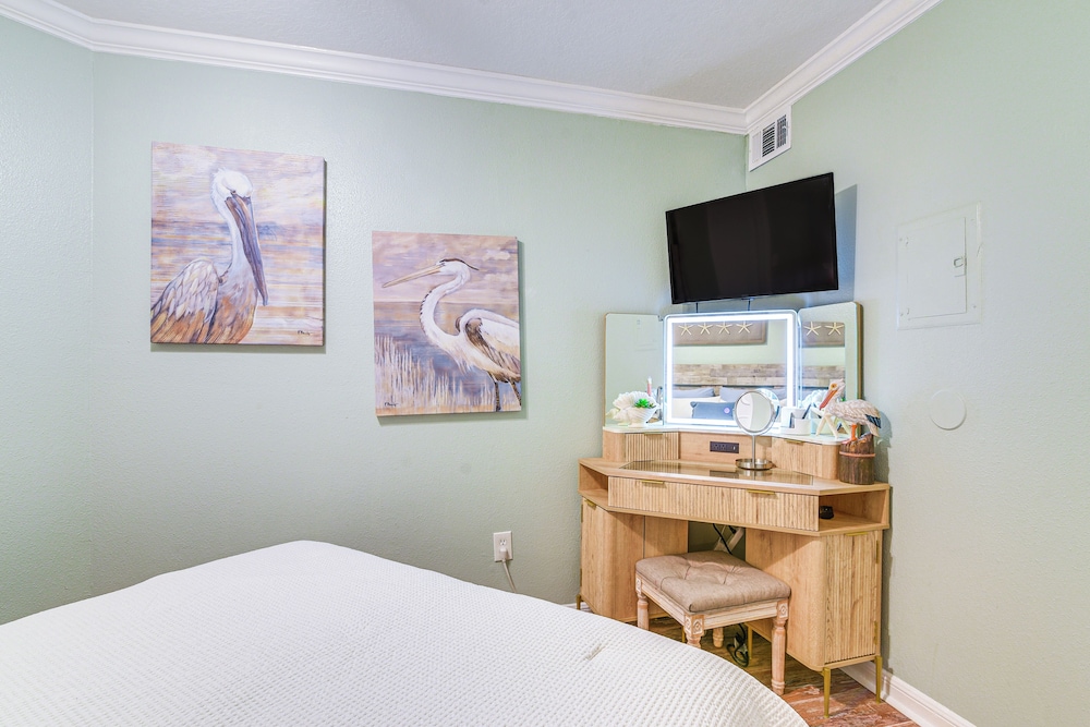 Pool & Hot Tub Access: Beachside Galveston Condo!