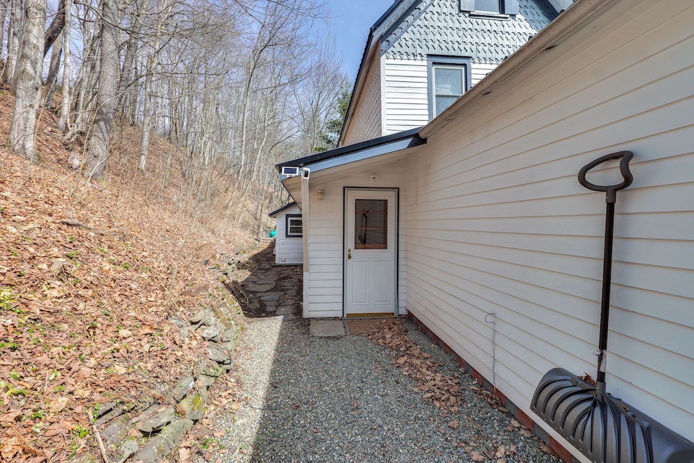 Historic Catskills Farmhouse Cottage by Belleayre