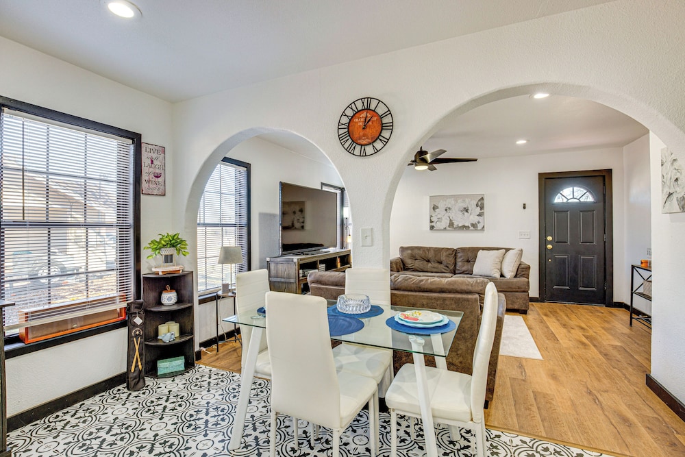 Grills, Fire Pit & Yard: Central Granbury Home!