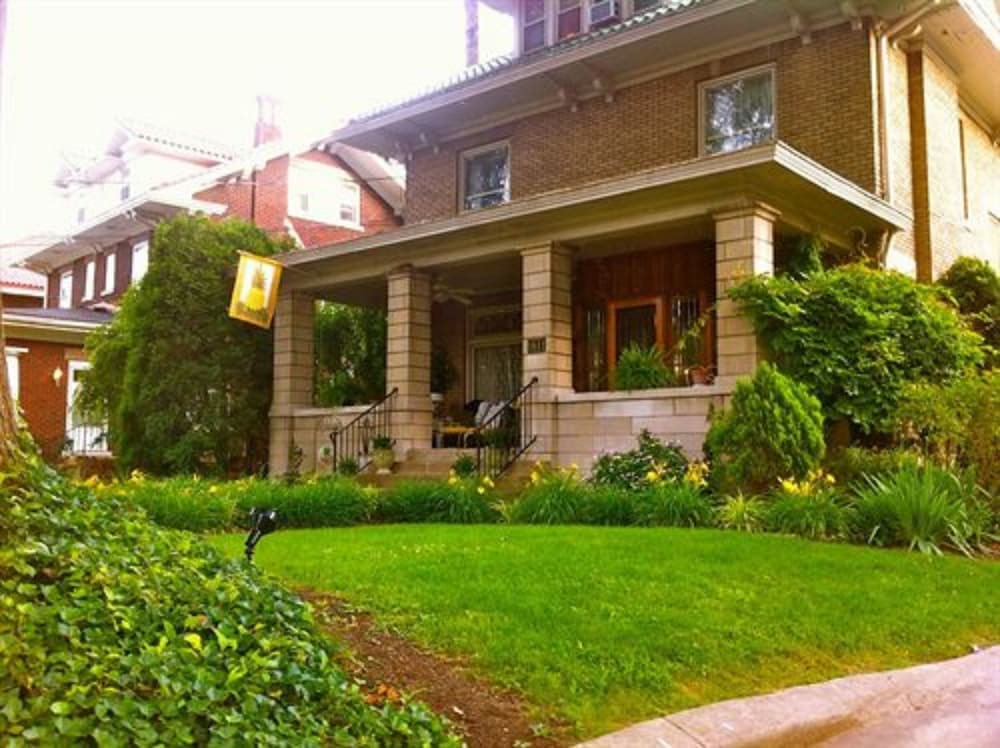 Hotel Brass Pineapple Inn - Image 1