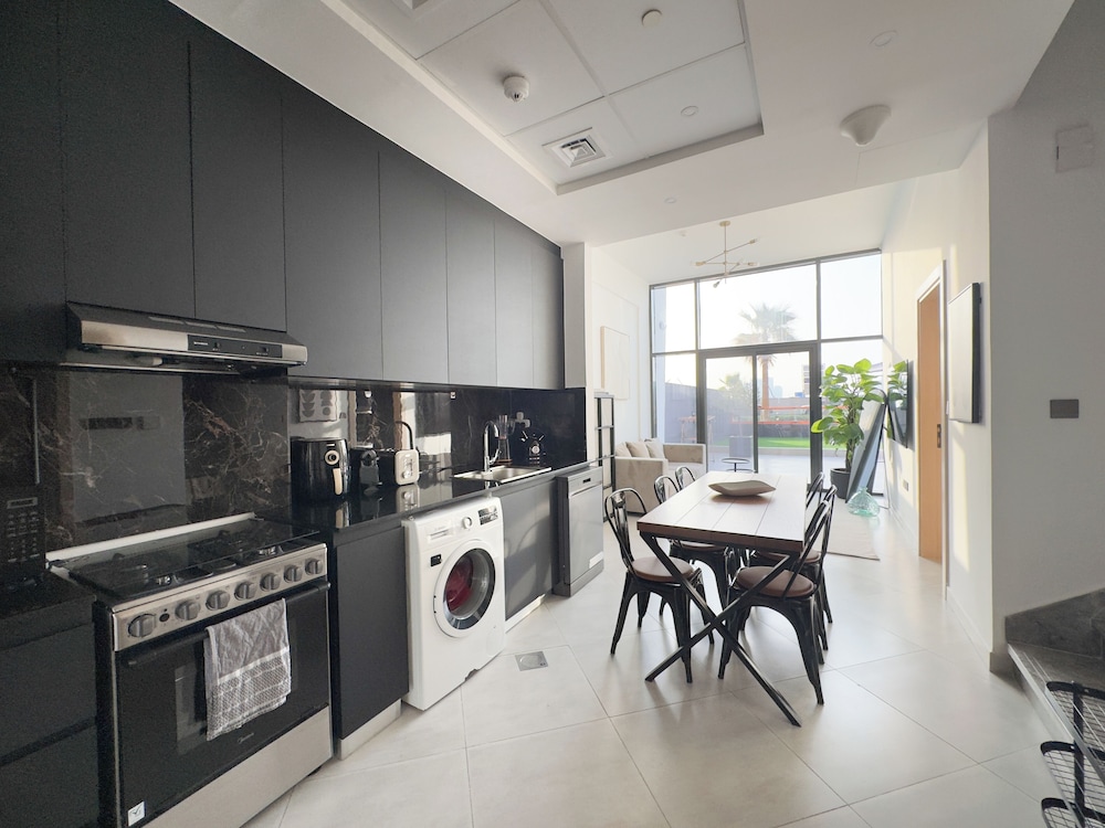 Grapeful Stay – Luxury Hostel Binghatti Avenue Tower Al Jaddaf