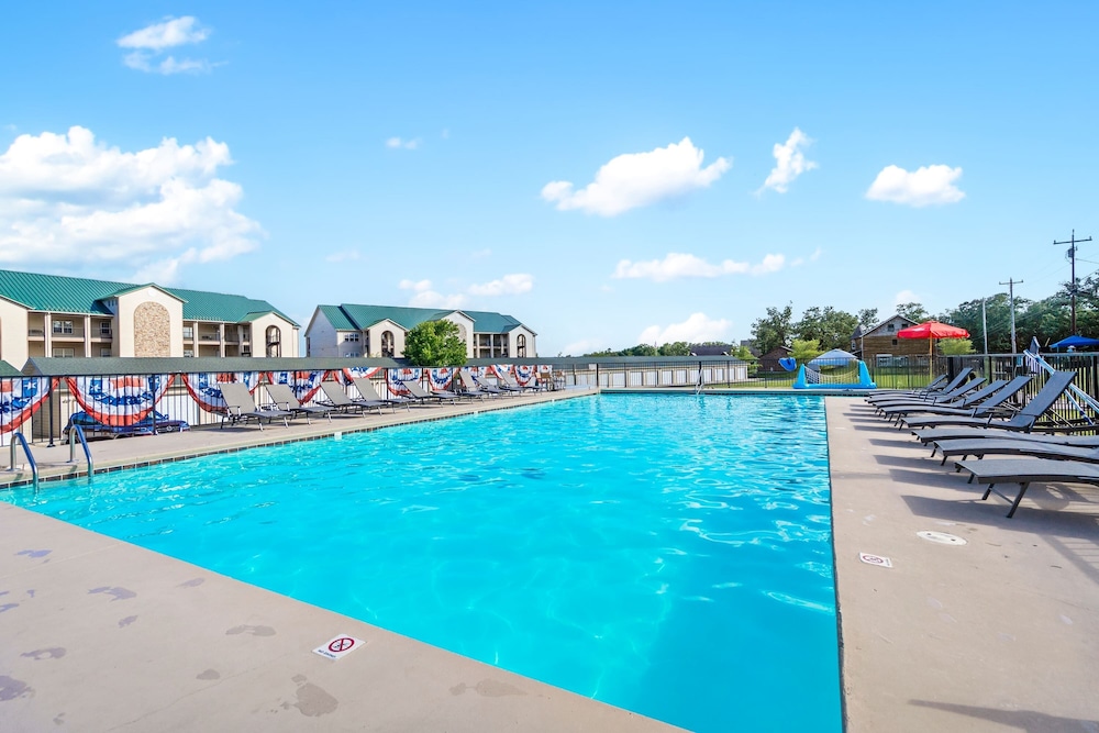 Waters Edge Retreat - For 6!