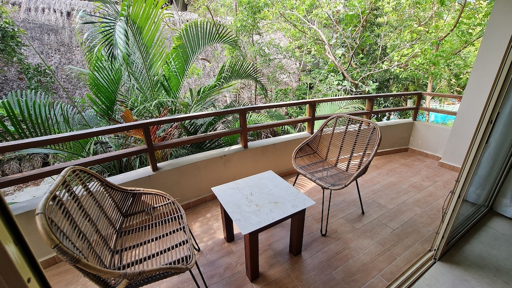 Outstanding Duplex Condo with rooftop view 4