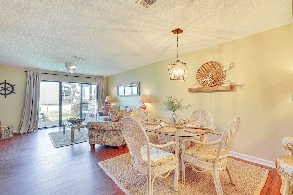 Breezy PCB Retreat w/ Balcony - Walk to Beach!