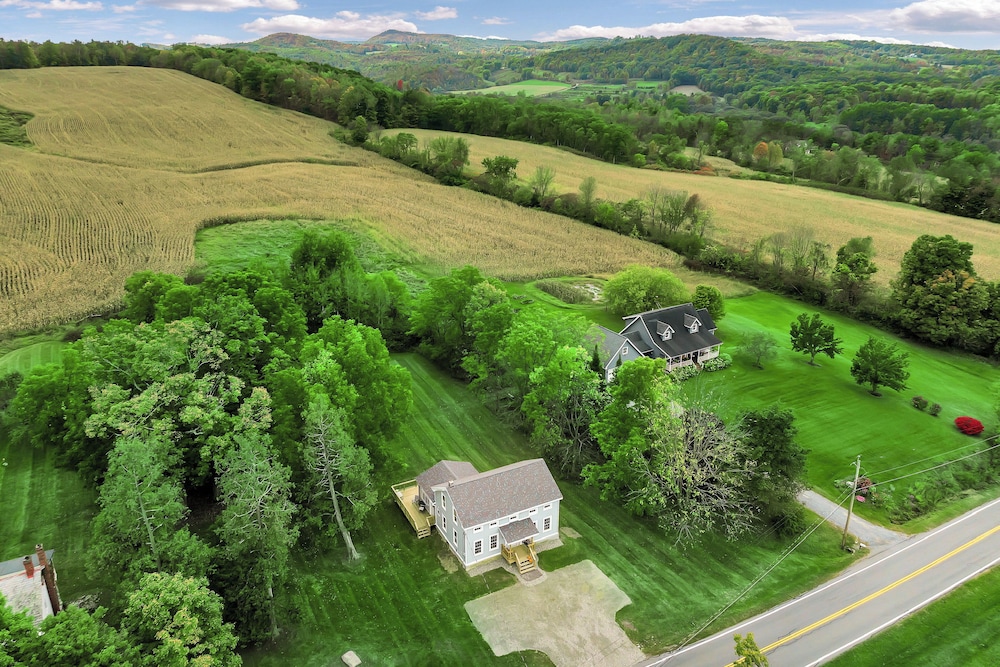 Mountain & Sunset Views: Upstate Family Home