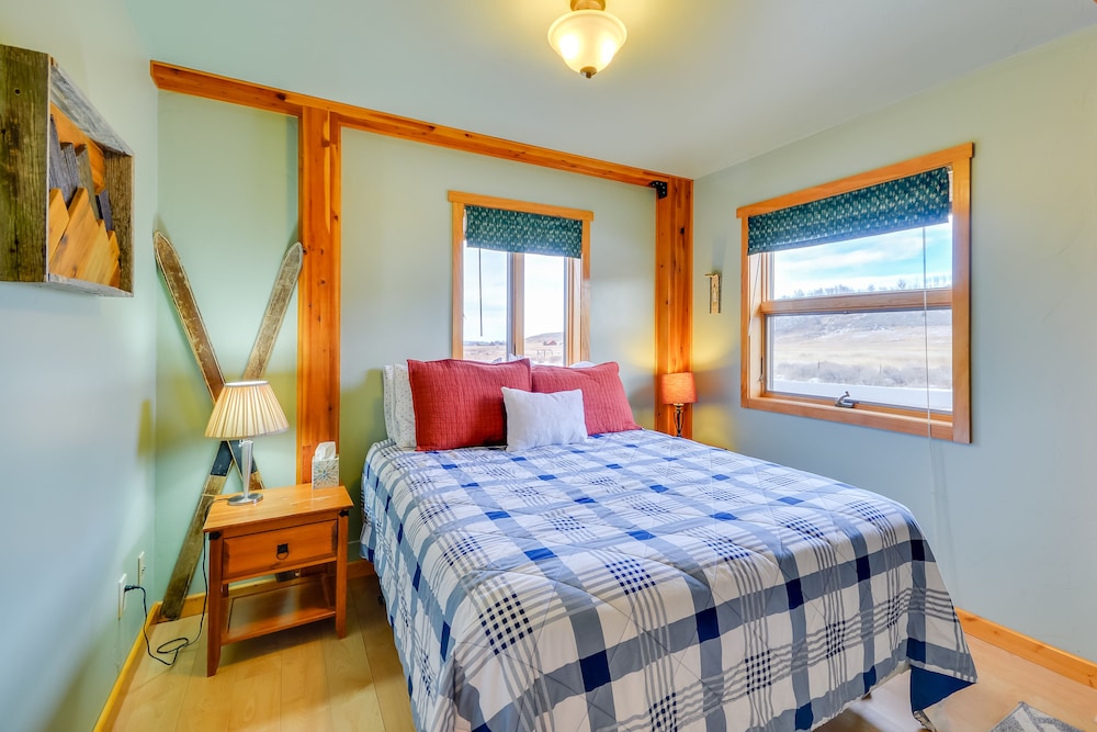 'off The Beaten Path' Cabin w/ Mtn Views & Hot Tub view 5