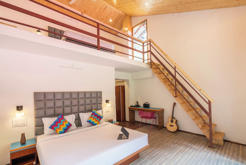 goSTOPS PLUS Kasol Manikaran Road, Bar and Hostel