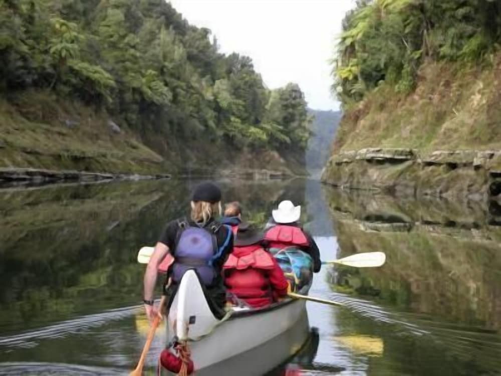 Canoe Safaris Lodge