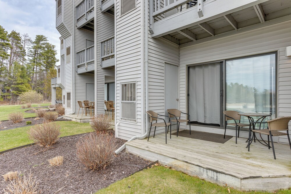 8 Mi to Traverse City: Bayside Couples Retreat