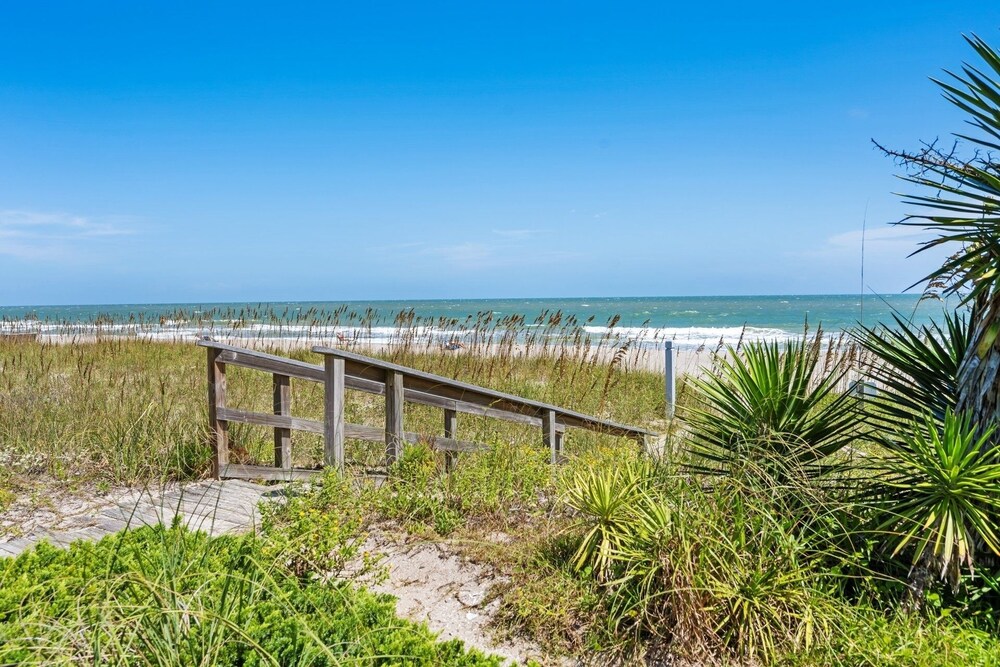 Enjoy Listening To The Sound Of The Crashing Waves And Bird Watching 4 Bedroom Villa by Peace Vacations view 3
