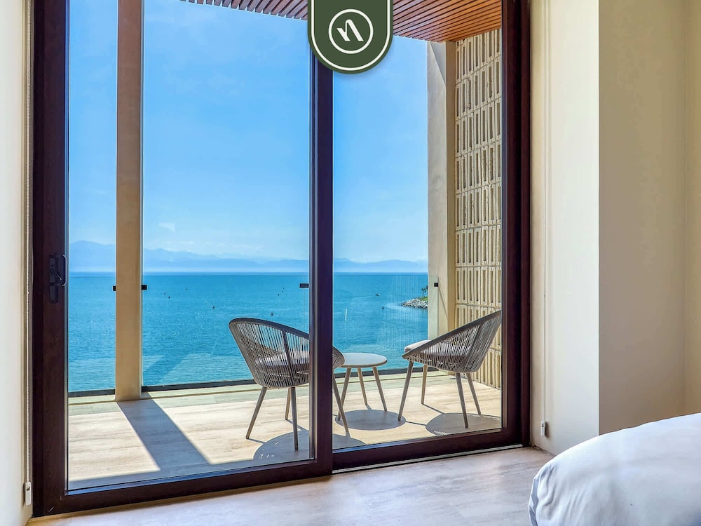Luxury 4BR Oceanfront Condo - Private Beach - Pool