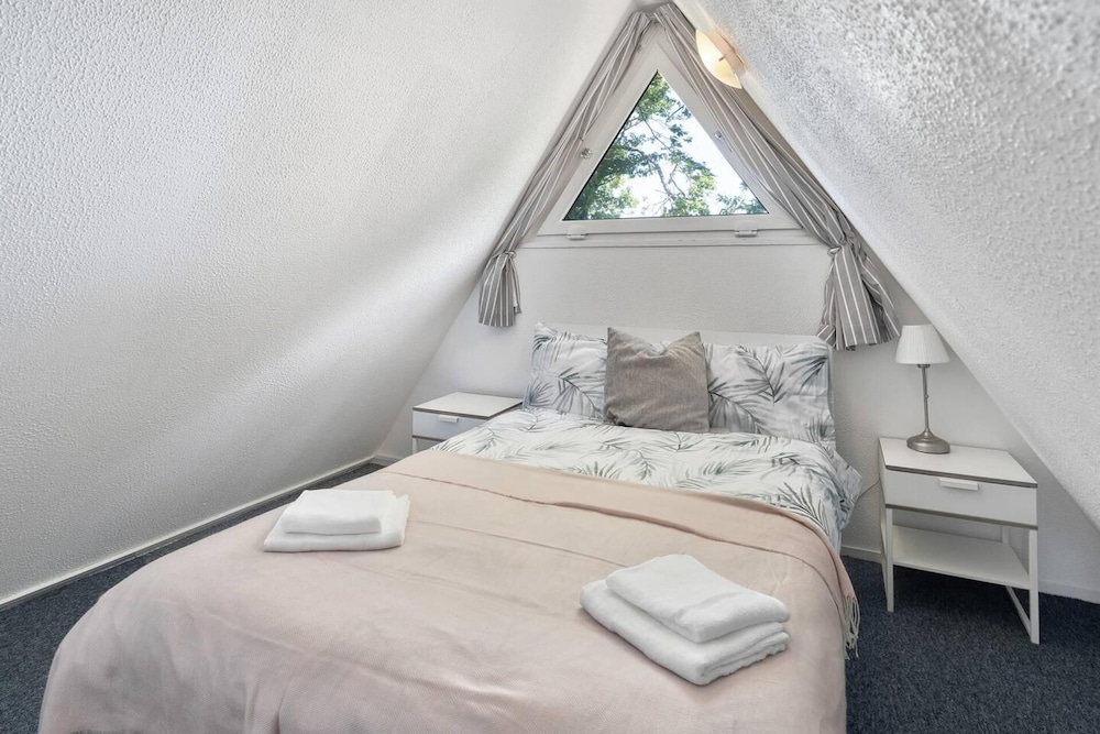 The Lookout, Sunny Beach Retreat, Sleeps 5 Guests view 4