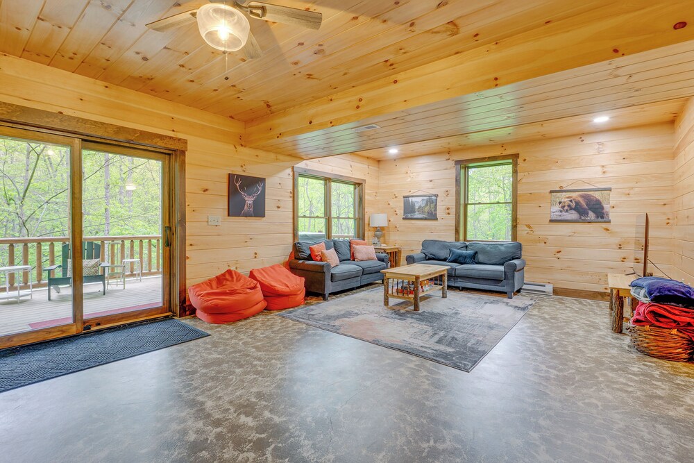 15 Mi to Hocking Hills: Secluded Cabin w/ Hot Tub