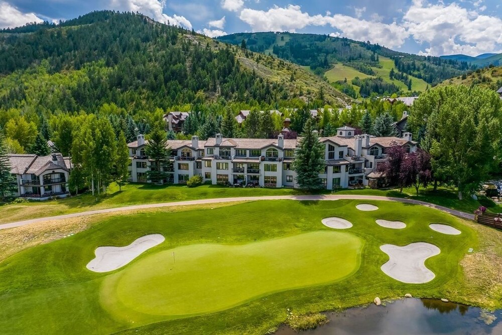 Stunning Renovated 2 Bedroom in Arrowhead Village! Studio Condo