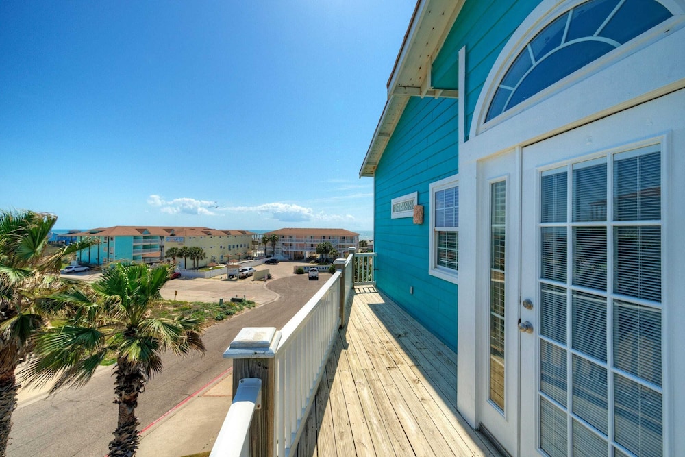 Sleeps 24 2 Homes w/ Beach Boardwalk Access & Deck Views Steps to the Beach