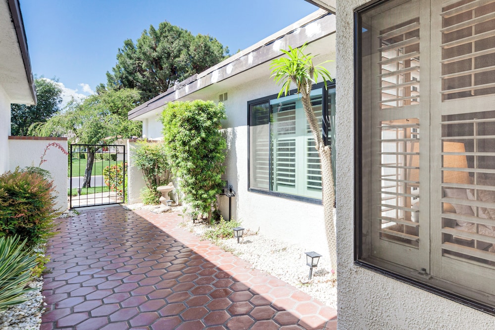 1 Mi to Shops on El Paseo: Condo w/ Pool Access!
