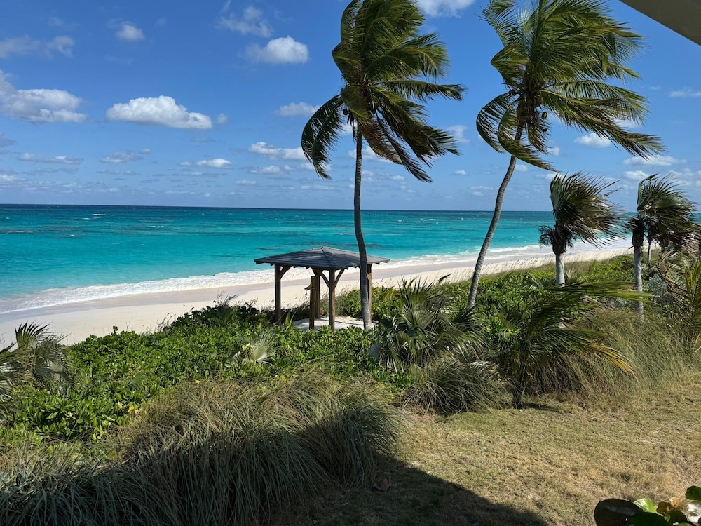 Cricket Beach House-luxurious Beachfront House 5 Bedroom Home