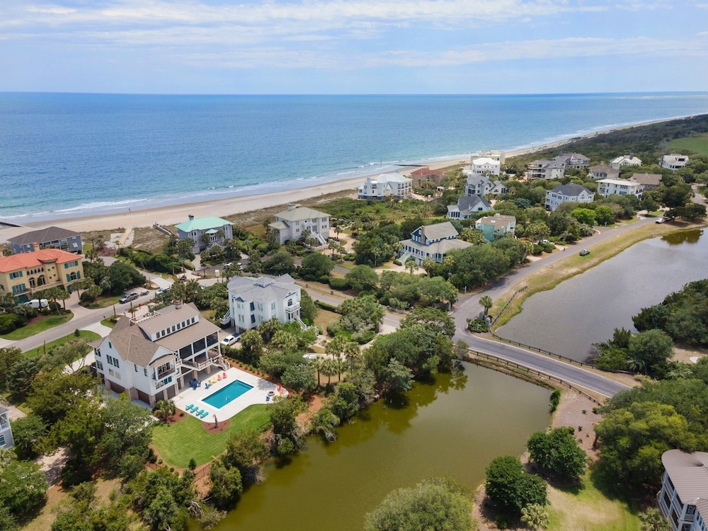 Cornfed Pelican 9 Bedroom Home