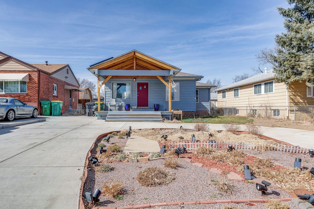 7 Mi to Denver: Inviting Aurora Home w/ Yard!