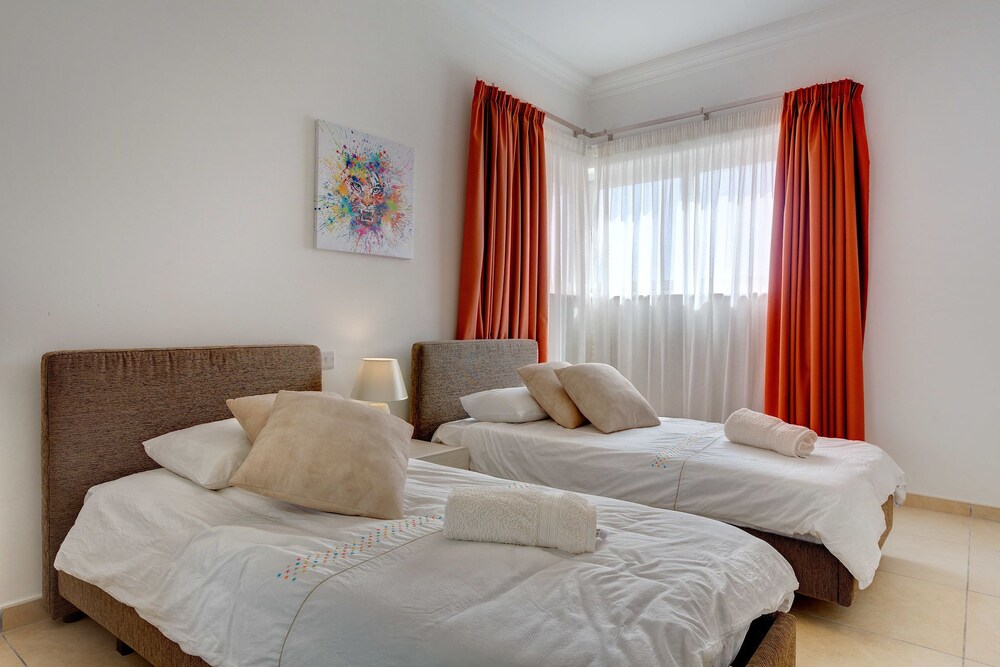 Ocean Front LUX Apartment inc Pool, Upmarket Area