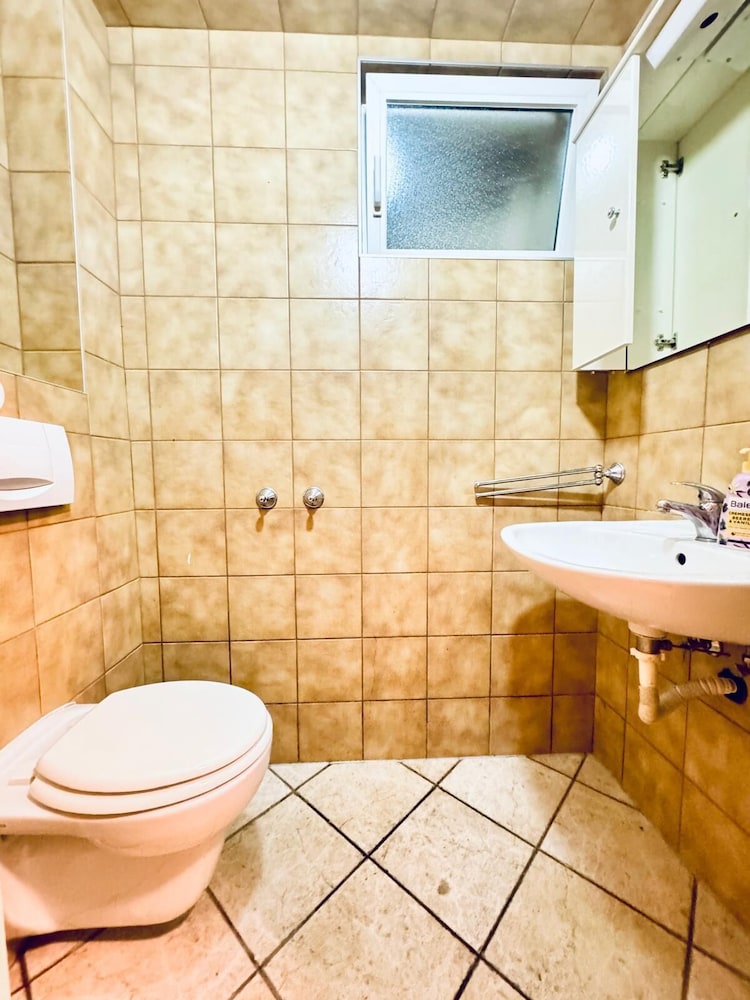 Spacious Home & Garden Free Parking