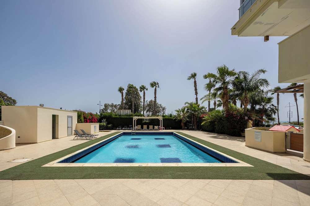 Marathon Beach Apartment With Shared Pool
