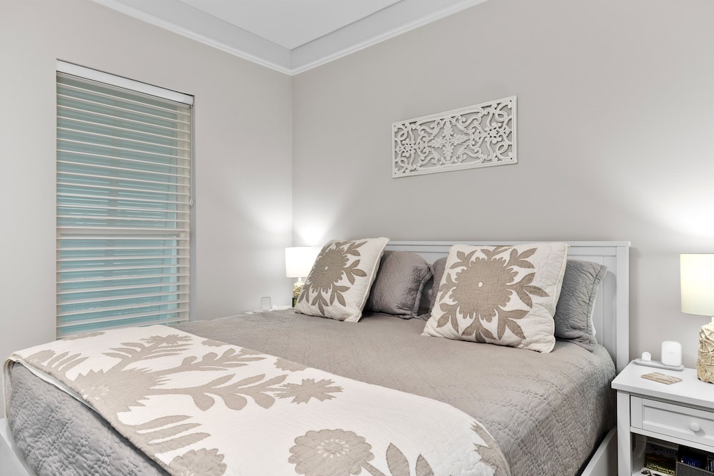 Sea Breeze Cottage - Private Home At The Shores 3 Bedroom Home