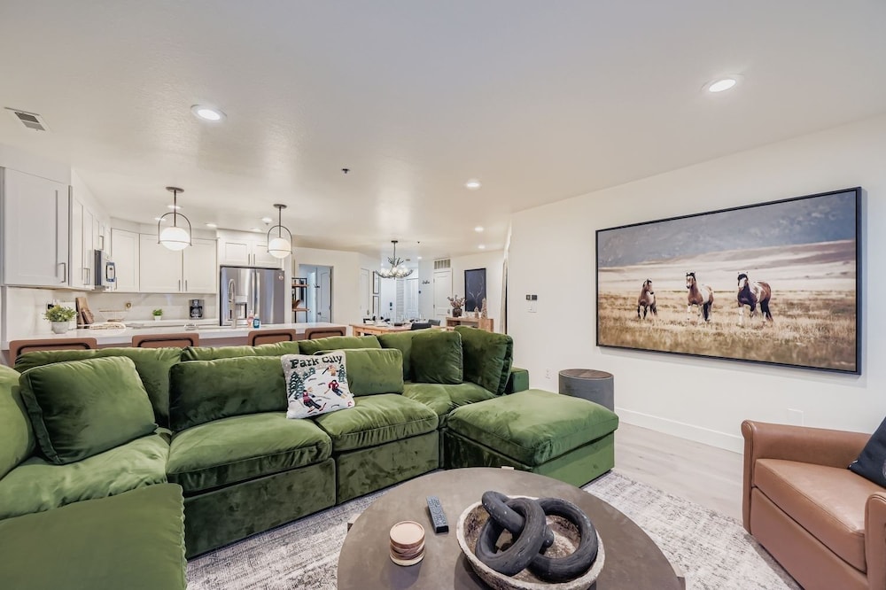Woodside Avenue Retreat 1375 2 Bedroom Condo
