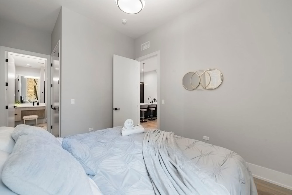 Chic 2BR 2BA Condo w Balcony - River North Chicago