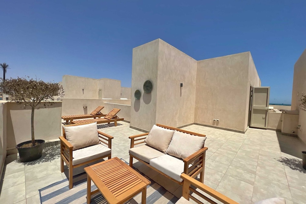 Xuru Stays I Sparky & Summery 2 BDR @ Mangroovy Free Beach & Pool Access