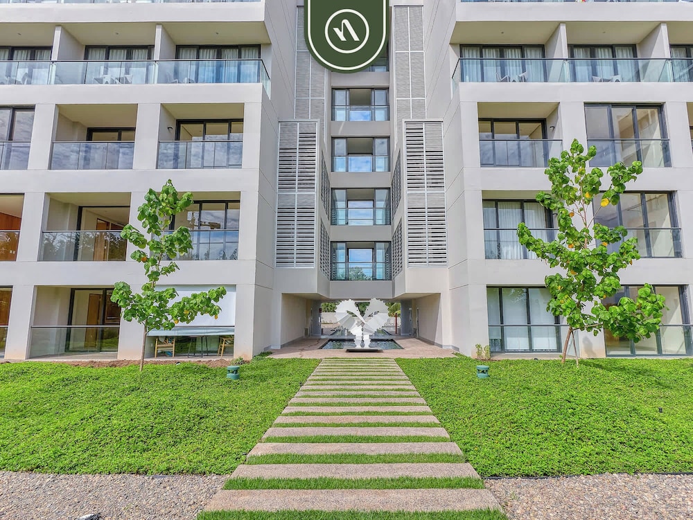 Luxury Condo With Canal View - Near Beach