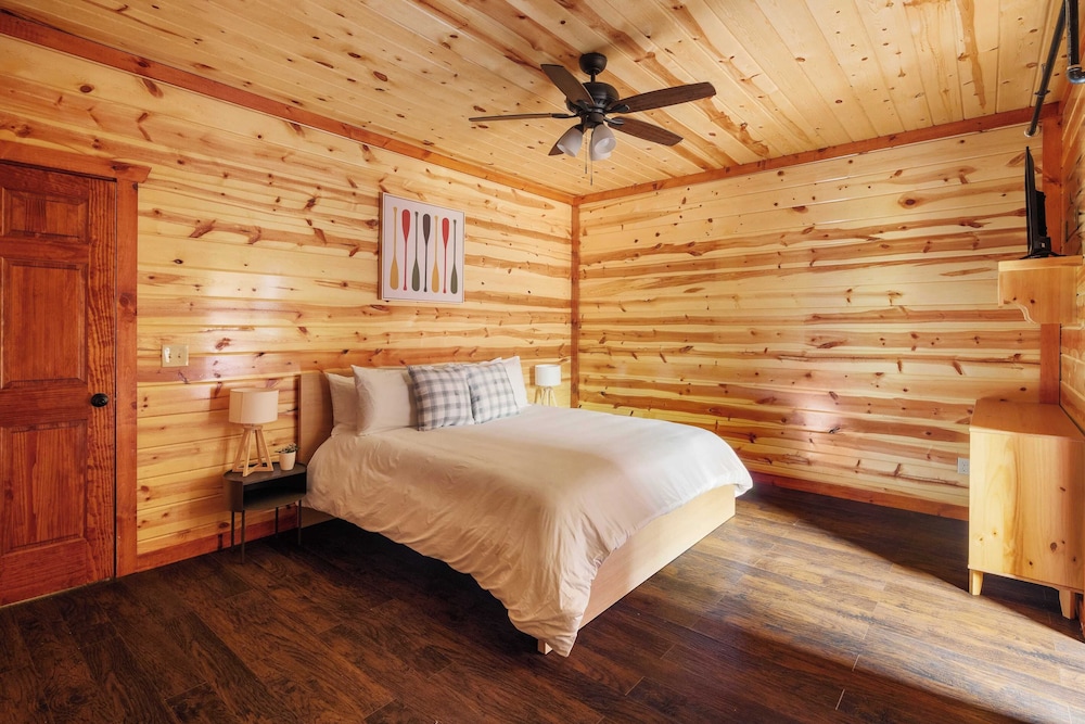 Smoky Ridge by Avantstay Renovated Cabin w/ Indoor Pool Game Room + Theater