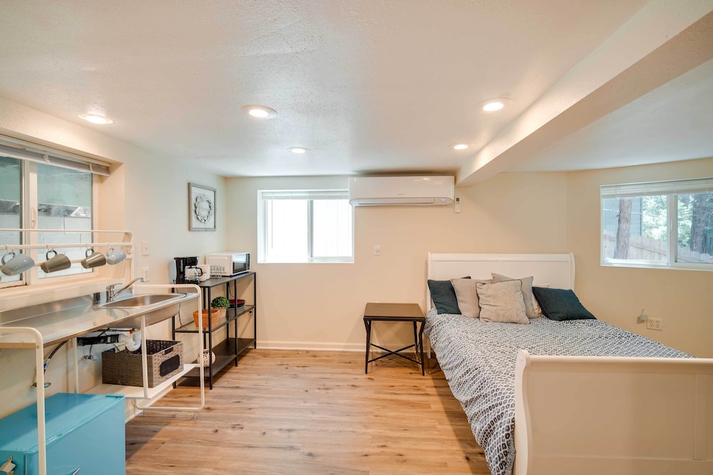 Cozy Crestline Getaway ~ 2 Mi to Lake Gregory view 2