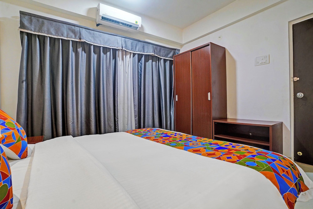 Fabhotel Charvi Reemz
