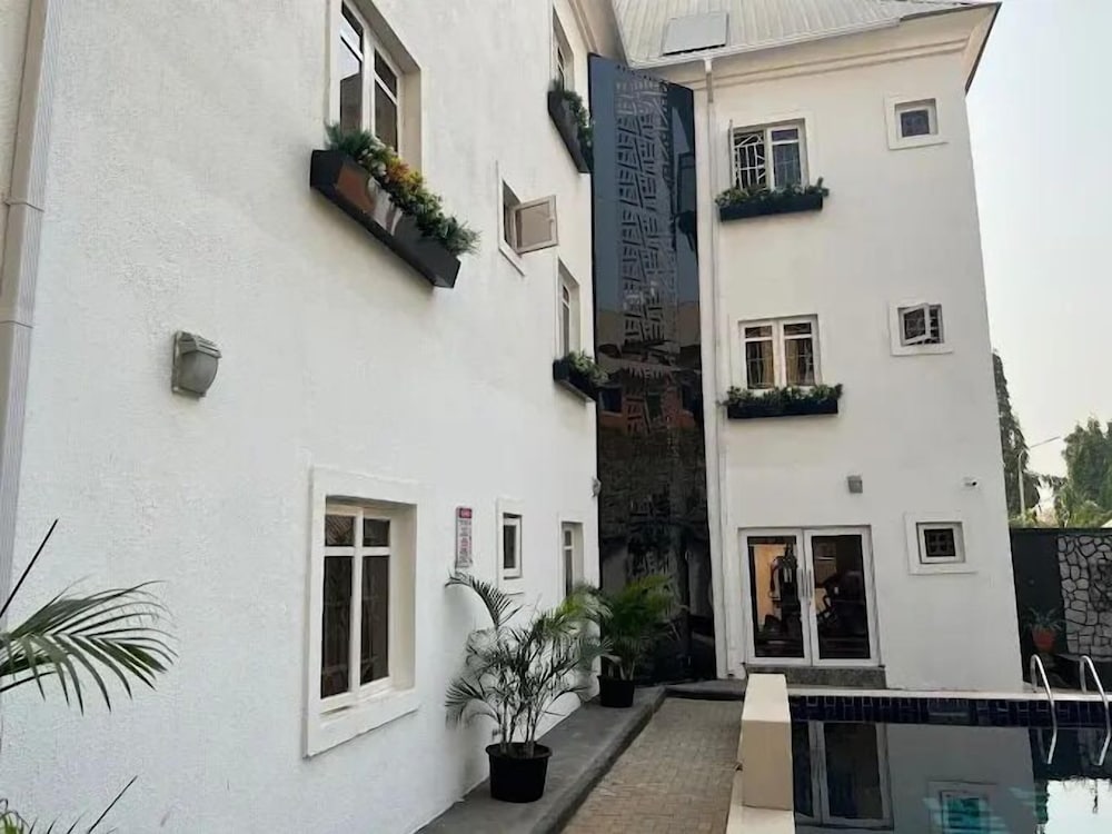 Quintessential Apartments By Signature