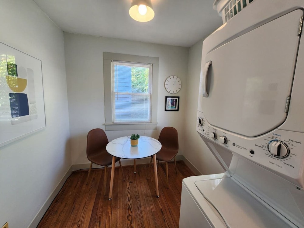 Cute Quiet Garage Apt Home