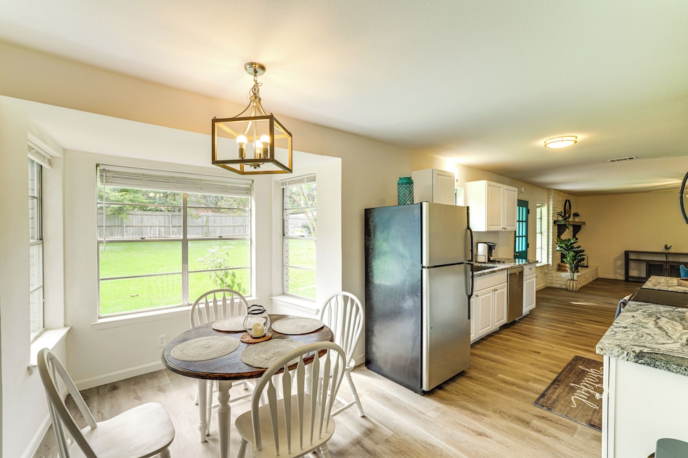 Near Shops & Eats: Commuter-friendly Fwtx Home