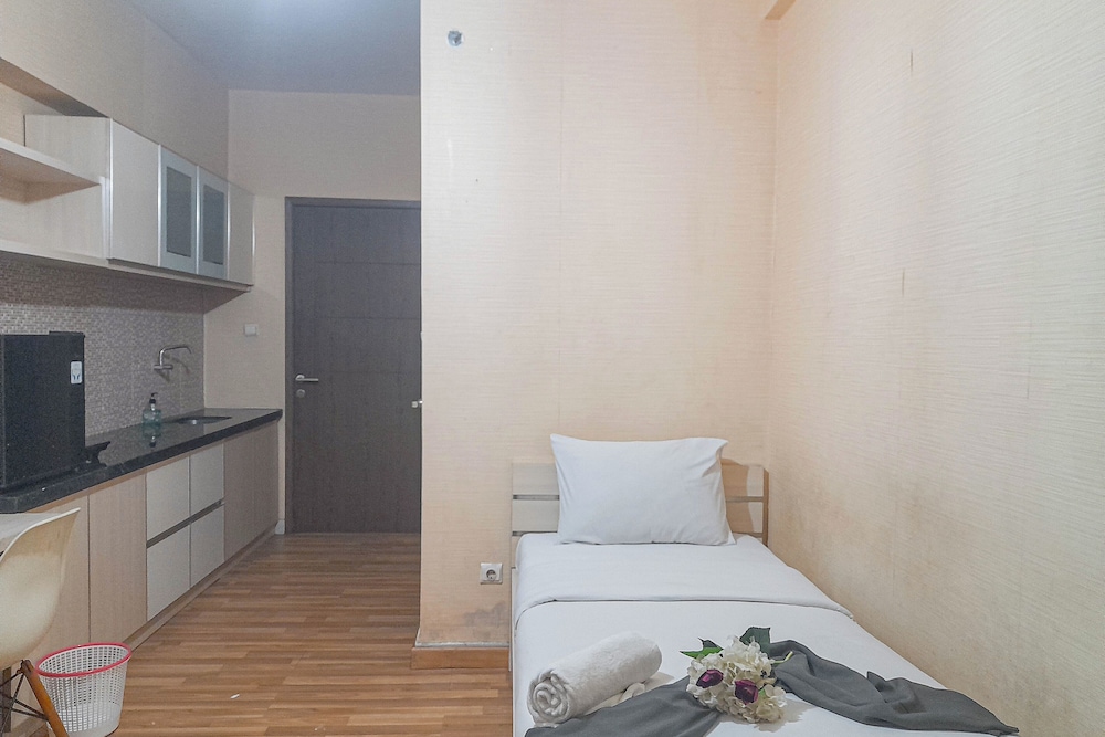 Homey Studio Apartment At Easton Park Residence Jatinangor
