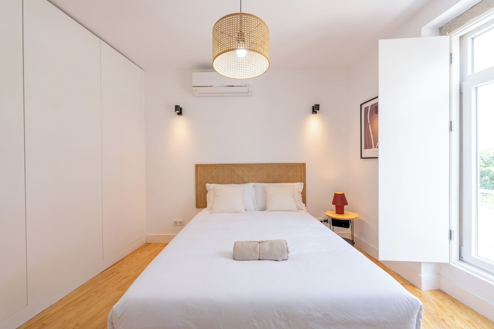 Sunny Lisbon Apartments by SoulPlaces