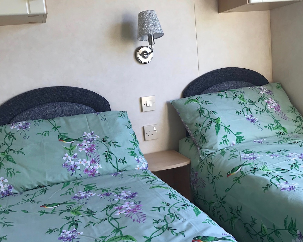 2 Bed-sleeps4-beachfront-free Parking view 2
