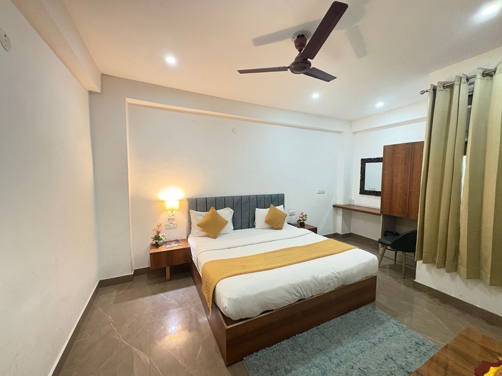 Hotel Breezy Heights Near IGI Delhi Airport by JIP