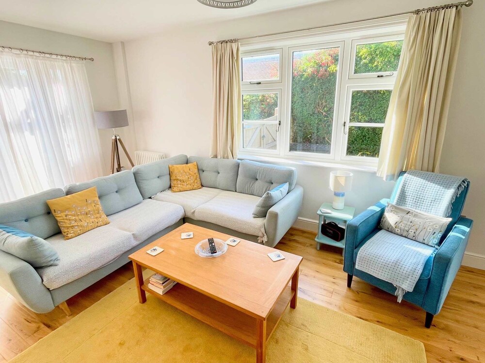 Charming Seaside Cottage - 5-min Walk to Beach