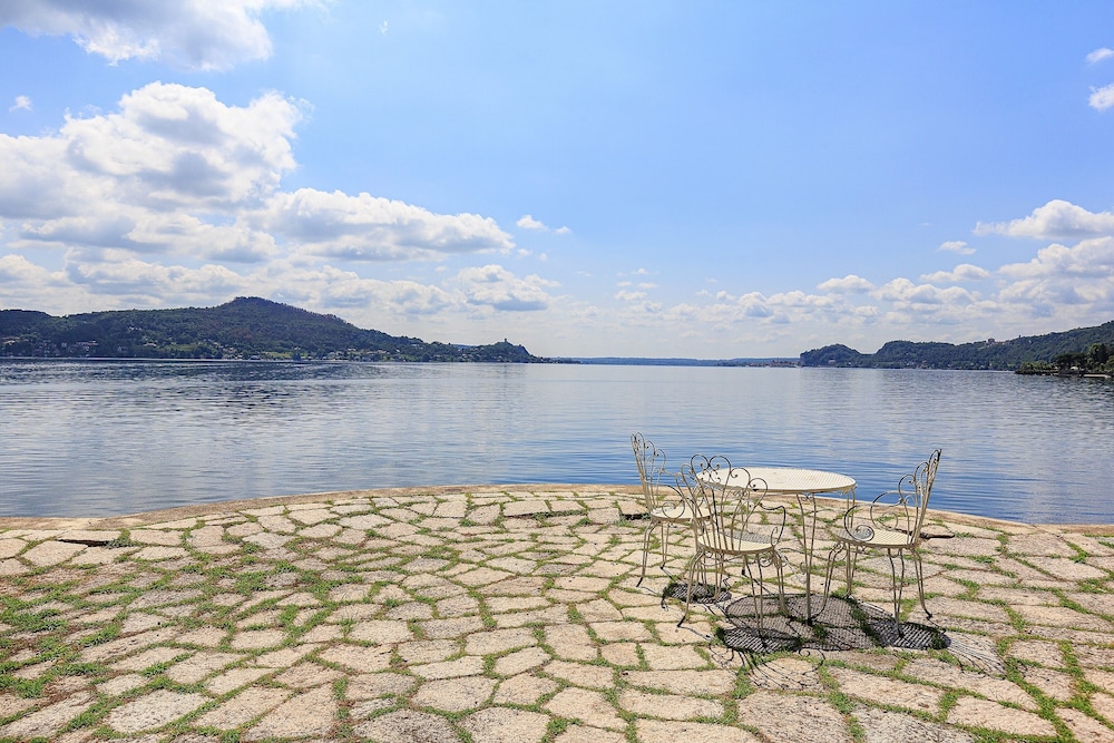 Lakefront Holiday Home