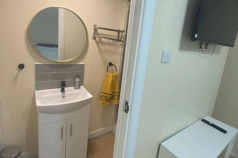 House - Sleeps 8 - Garden - Parking