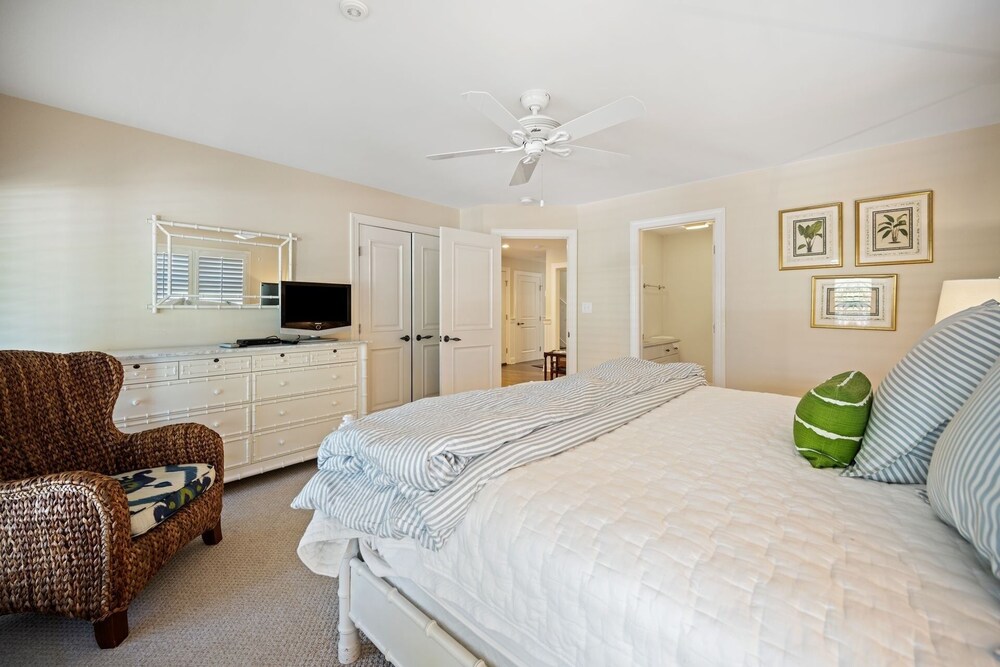 Walking Distance To The Beach In Conveniently Located Ocean Park 4 Bedroom Home by Peace Vacations view 5