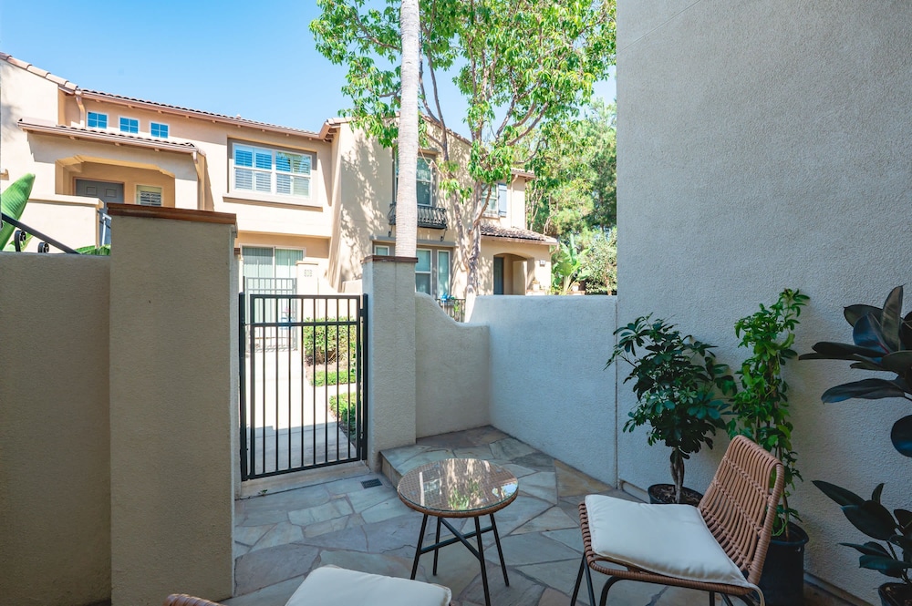 Private Entry Cozy Suite w Patio Bath Kitchenette
