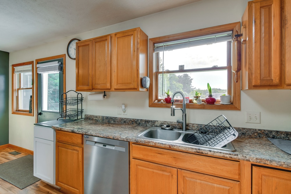 2 Mi to Turtle Creek Casino: Home w/ Game Room!