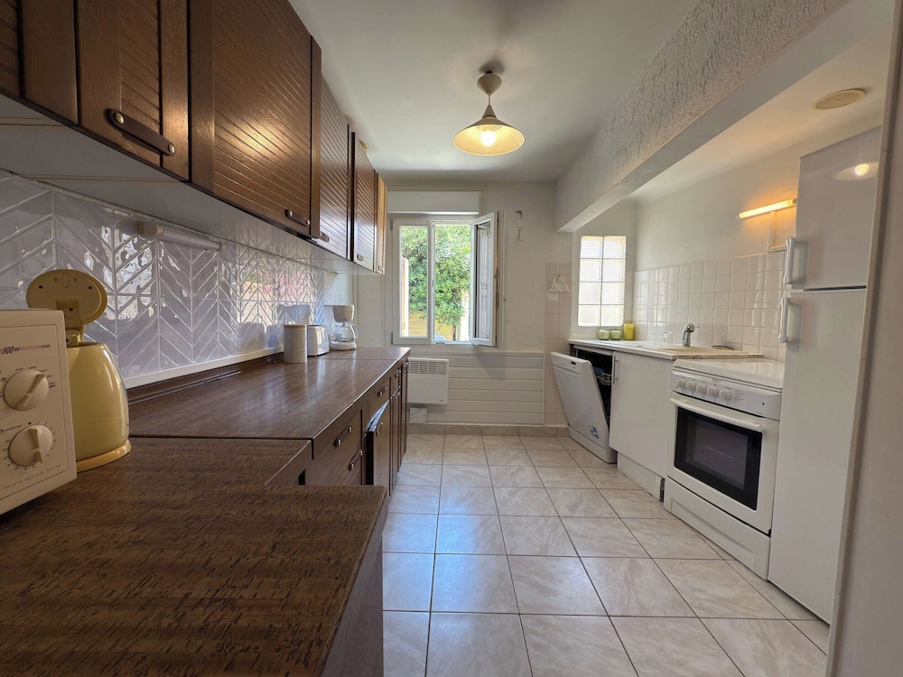 Coastal Comfort - Large Home Near Sea