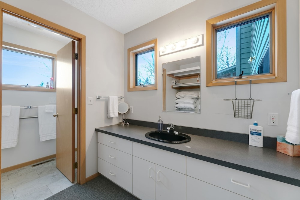 Spacious 8-BR Leech Lake Retreat w/ Game Room