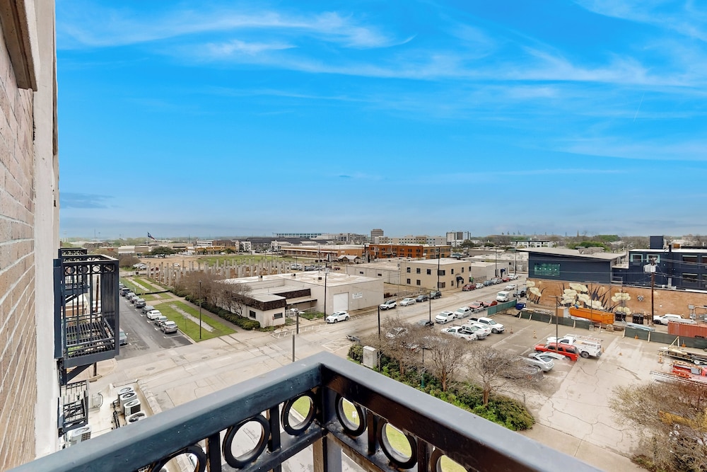 Luxe 1BR Downtown Loft in Historical Building